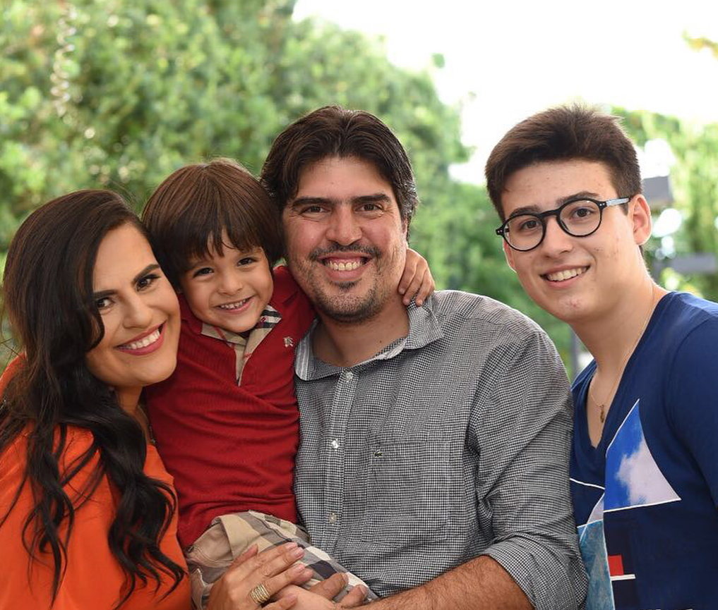 Bruna Cardoso de Souza Fleury e Rodrigo Fleury e os filhos Victor e Igor