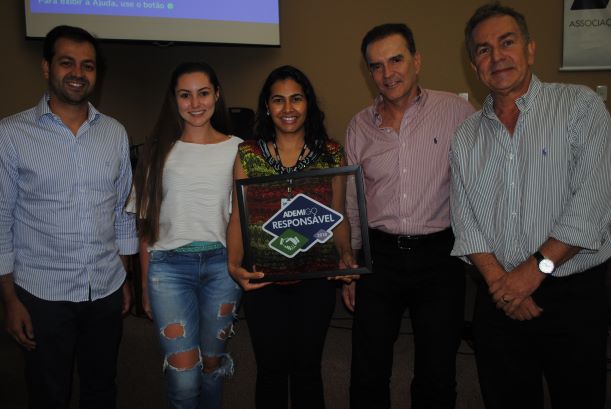 Roberto Elias (à direita.) e o diretor da entidade, Marcelo Moreira, Mário Valois e Luciana Lima (centro) e Isabelli Valois