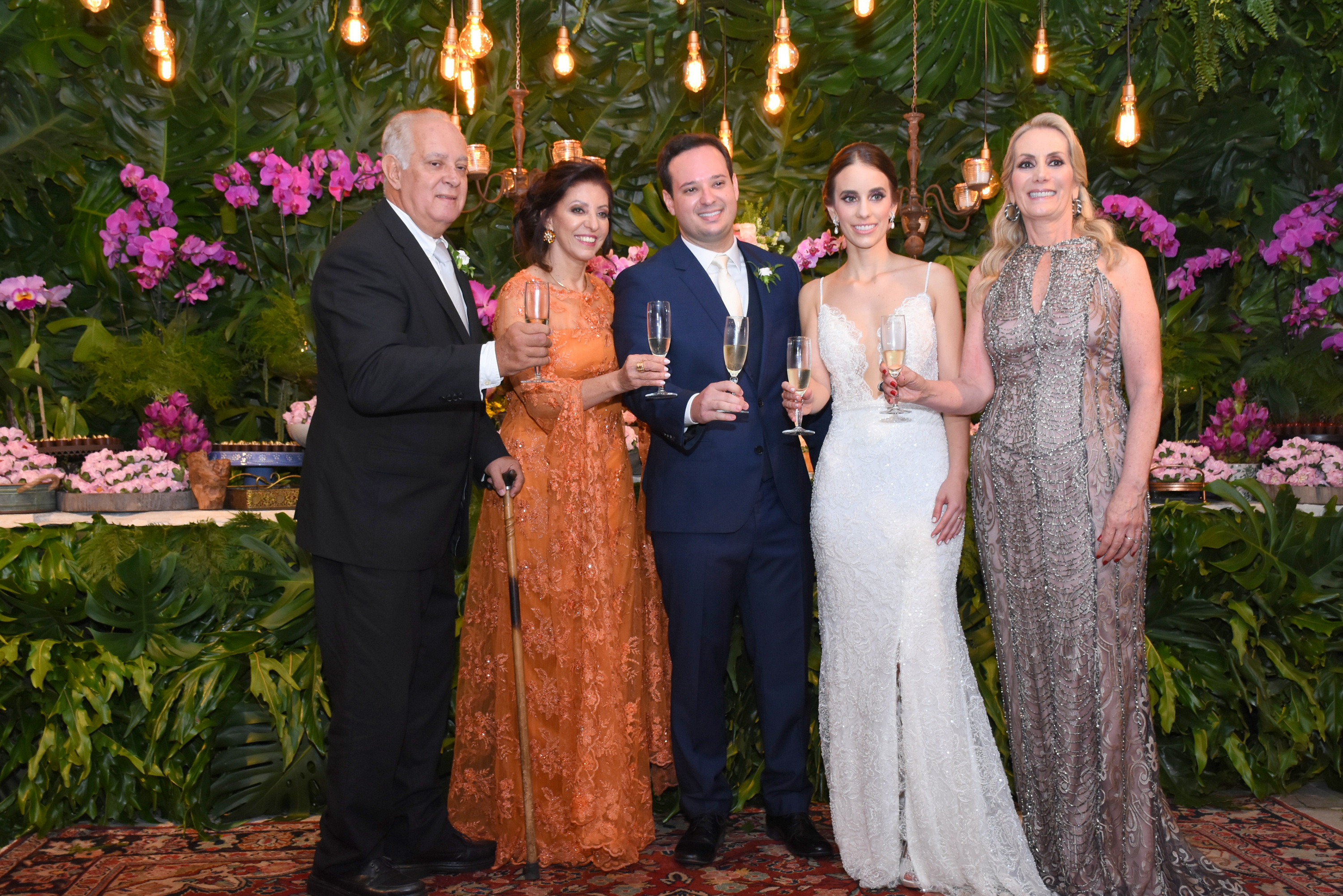 Os noivos com seus pais Fernando Augusto de Castro Curado-Rose Marye e Izaíra Calixto (Foto: Luciana Lombardi) 
