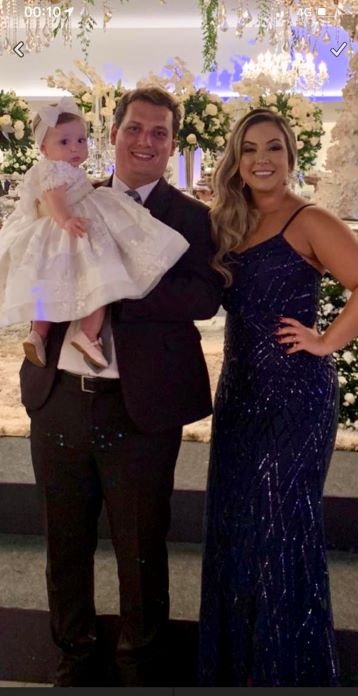 Mychelle Curado e Felipe Curado com a filha Gabriela, dama de honra da cerimônia religiosa